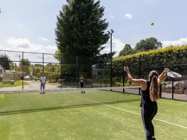 Tennis au camping Roan Domaine des Bans.