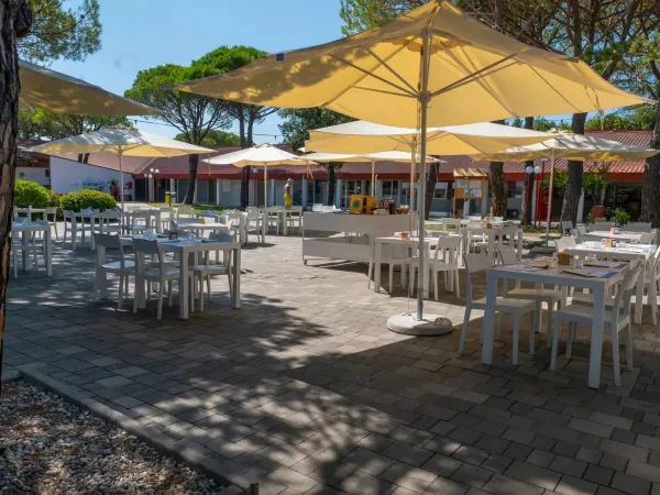 Terrasse du restaurant du camping Roan Marina Julia Camping Village.
