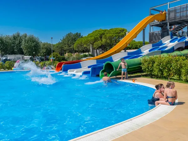 Les enfants s'amusent sur les toboggans du camping Roan Marina Julia Camping Village.