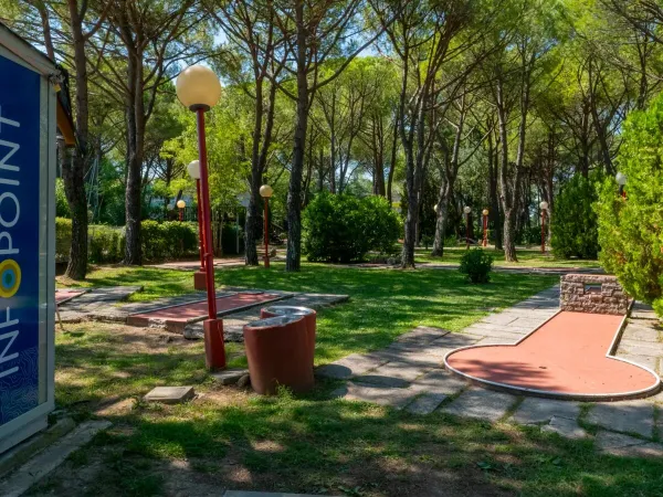 Mini golf au camping Roan Marina Julia Camping Village.