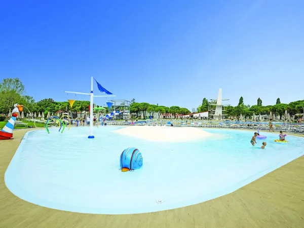Piscine pour enfants au camping Roan Marina Julia Camping Village.