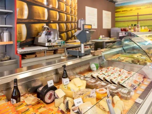 Un délicieux fromage pour accompagner les boissons au camping Roan Marina Julia Camping Village.