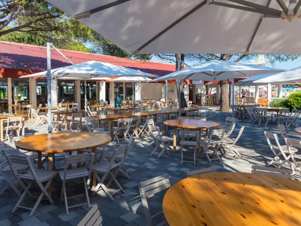 Une terrasse confortable au camping Roan Marina Julia Camping Village.