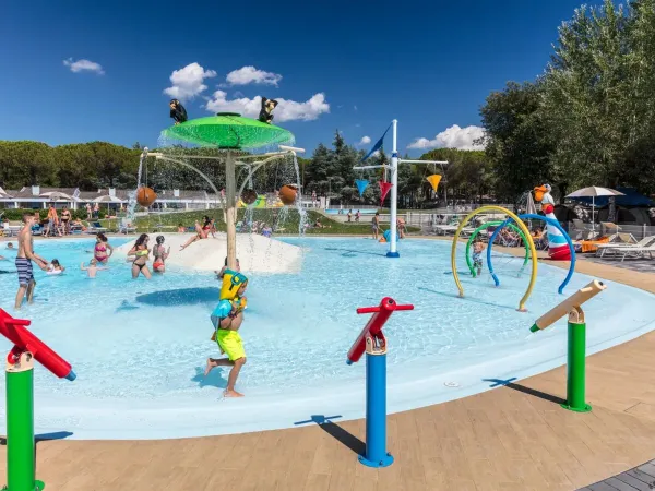 Piscine pour enfants avec toboggans et jets d'eau au camping Roan Marina Julia Camping Village.