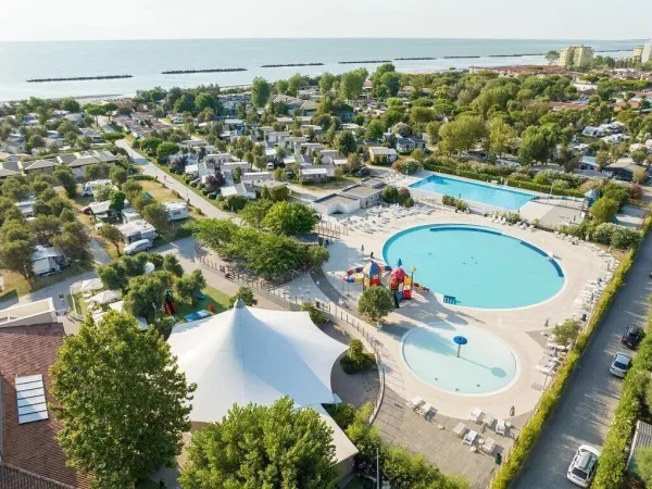 Vue de dessus du complexe aquatique du camping de Vigna sul Mar.