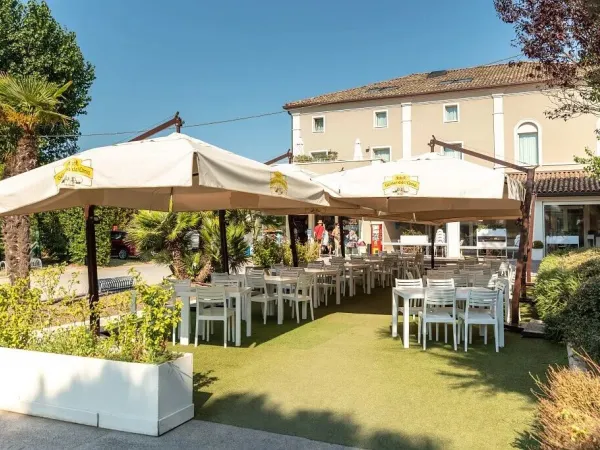 La terrasse extérieure du restaurant du camping Vigna sul Mar.