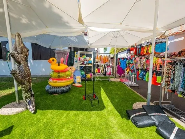 Kiosque avec des articles de plage et des jouets gonflables au camping de Vigna sul Mar.