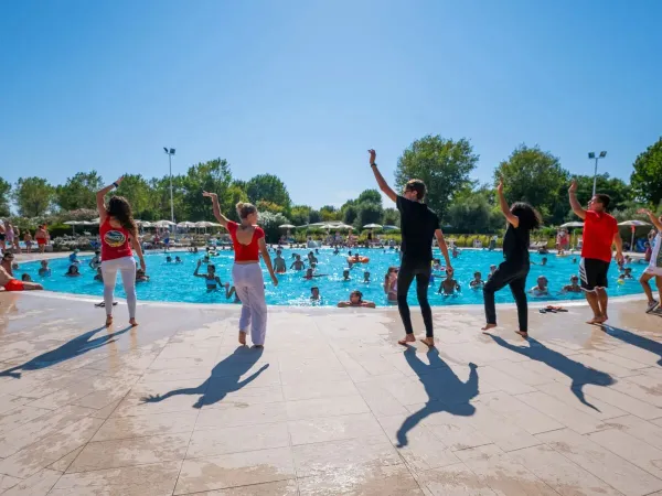 L'équipe d'animation donne avec enthousiasme des cours d'aquagym aux clients.