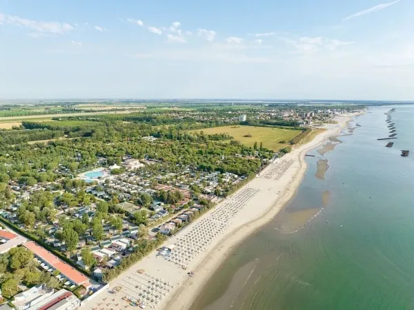 Vue aérienne du camping, de la côte, de la plage et de la mer.