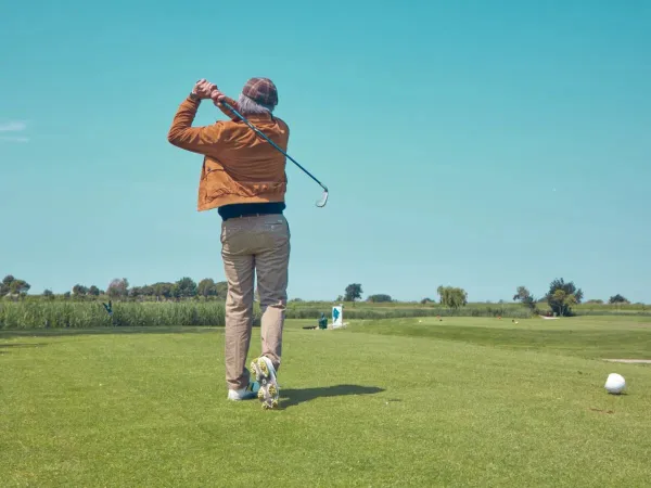 Golf sur le terrain de golf près du camping Roan Tenuta Primero.