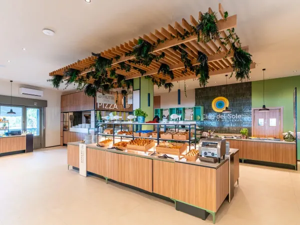 Un petit bar confortable au camping de Roan Tanuta Primero.