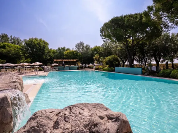 Piscine et beau jardin au camping Roan Tenuta Primero.