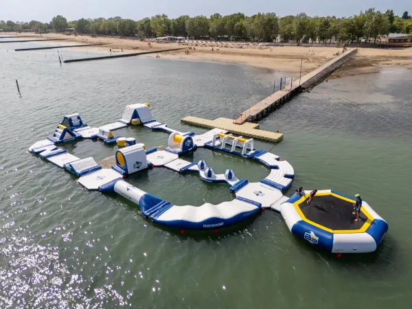 Sauter dans la mer au camping Roan Tenuta Primero.