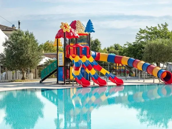 Le toboggan coloré de la piscine pour enfants du camping de Vigna sul Mar.