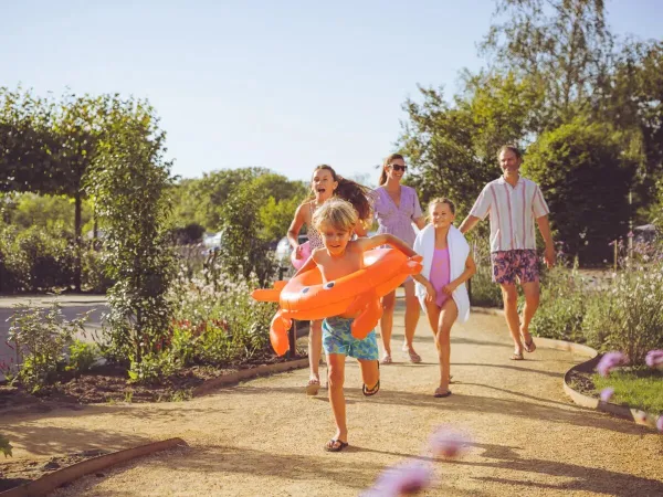 La famille se rend à la piscine.