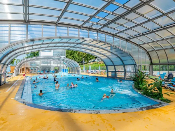 La piscine qui peut être ouverte par beau temps au camping Roan Le Lac des Vieilles Forges.