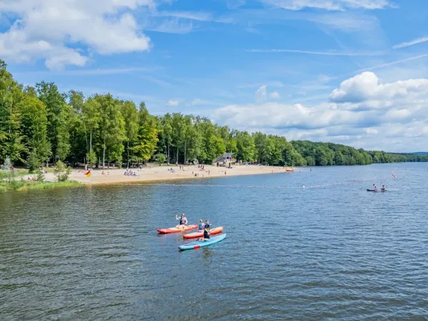Canoë sur le lac au camping Roan Le Lac des Vieilles Forges.