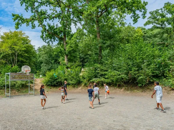 Les enfants jouent au basket au camping Roan Le Lac des Vieilles Forges.