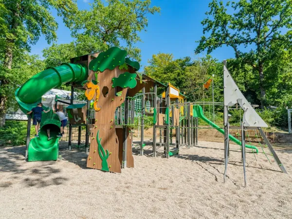 Une aire de jeux amusante avec un toboggan au camping Roan Le Lac des Vieilles Forges.