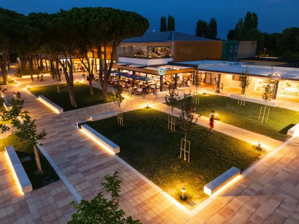 Un lieu de promenade attrayant avec un restaurant au camping Roan Pra'delle Torri.