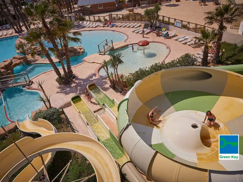 Plusieurs toboggans ludiques avec toboggan tornade au camping Roan Le Petit Mousse.