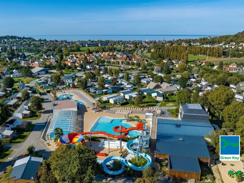 Complexe de piscines au camping Roan La Vallée.