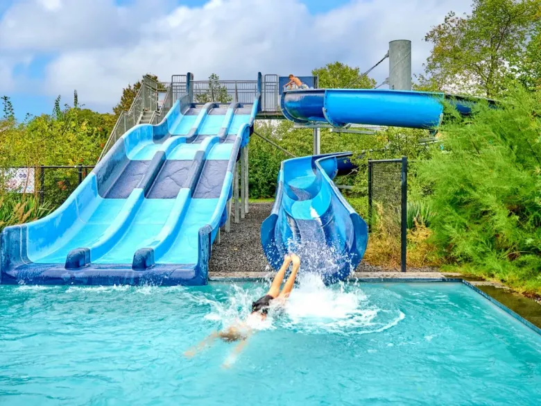 Aperçu des toboggans de la piscine extérieure du camping Roan De Twee Bruggen.