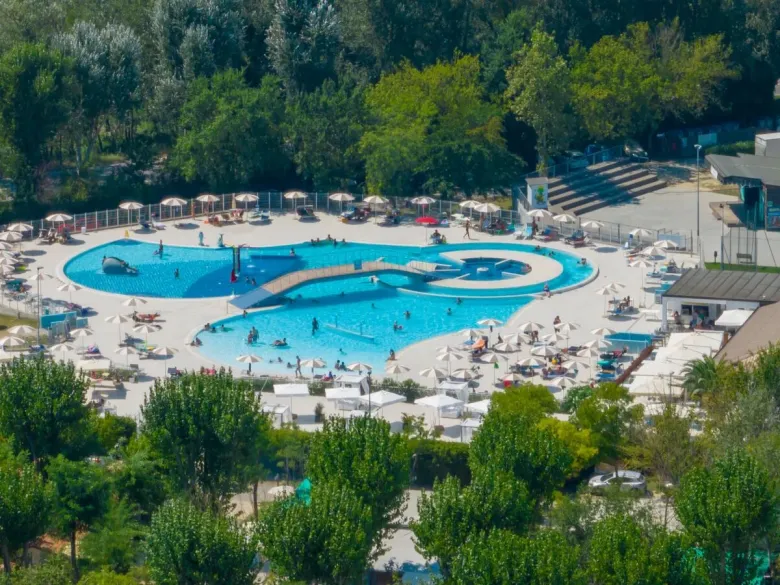 Prise de vue par drone de la piscine du camping Roan Adriano Family Collection.