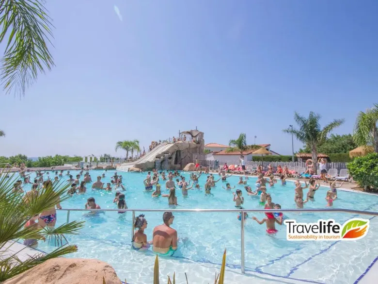 Vue d'ensemble de la piscine du camping Roan Alannia Els Prats.