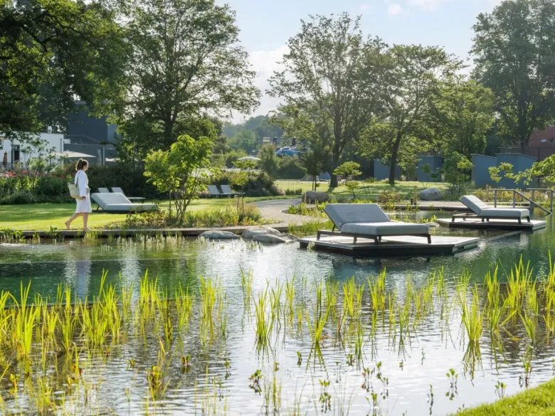 Un étang naturel pour la baignade au camping Roan De Twee Bruggen.