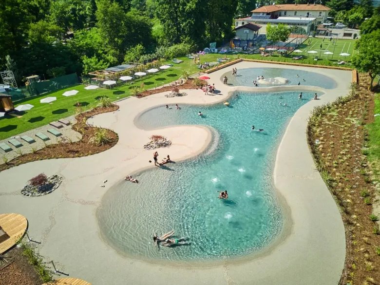 La toute nouvelle piscine de type lagon du camping Lido Verbano.