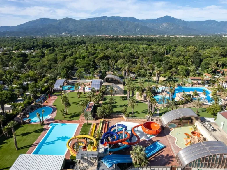 Vue aérienne du parc aquatique du camping La Sirène à Roan.