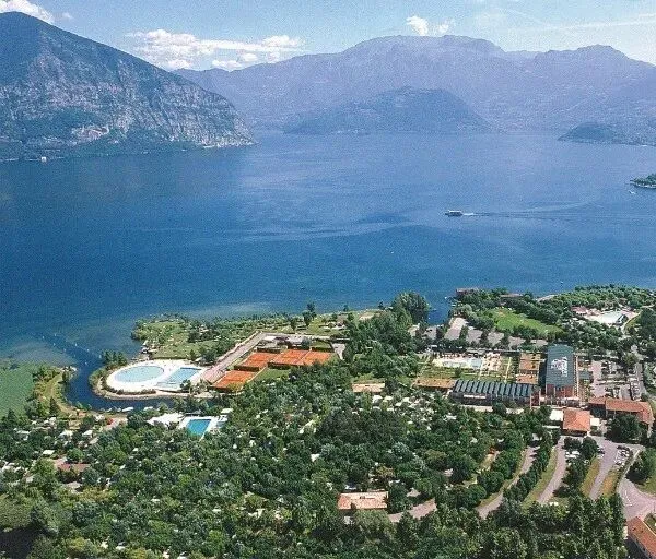 Photo panoramique du camping Roan Sassabanek et du lac d'Iseo.