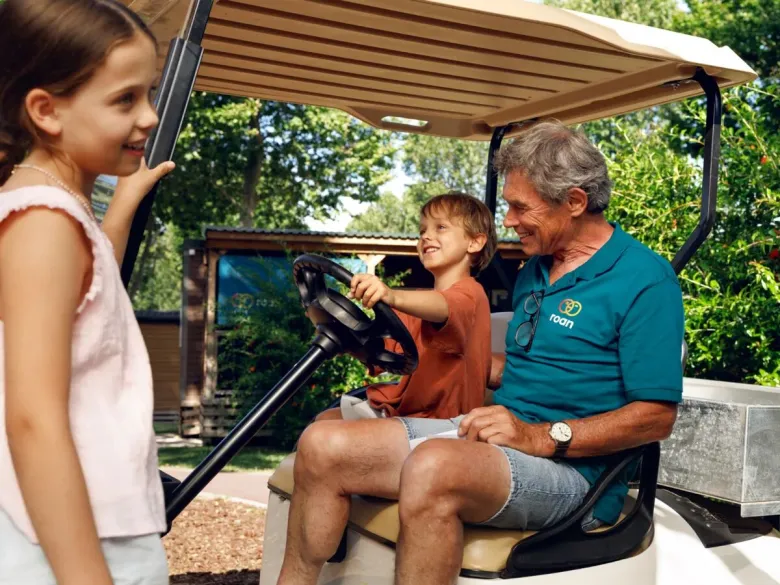 Amusez-vous avec le personnel du camping Roan Amadria Park Trogir.