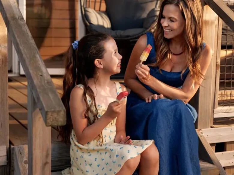 Des enfants mangent des glaces au Roan camping des Ormes.