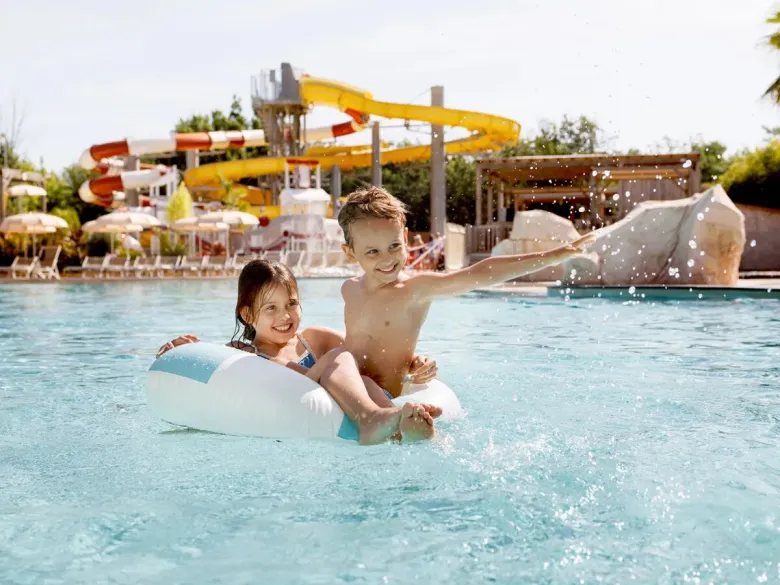 Plaisir de l'eau avec l'enfant au camping Roan La Grand Terre.