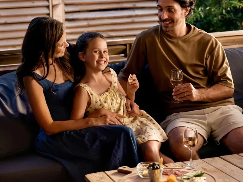 Les familles s'amusent dans les hébergements Roan du camping de La Grande Métairie de Kermario.