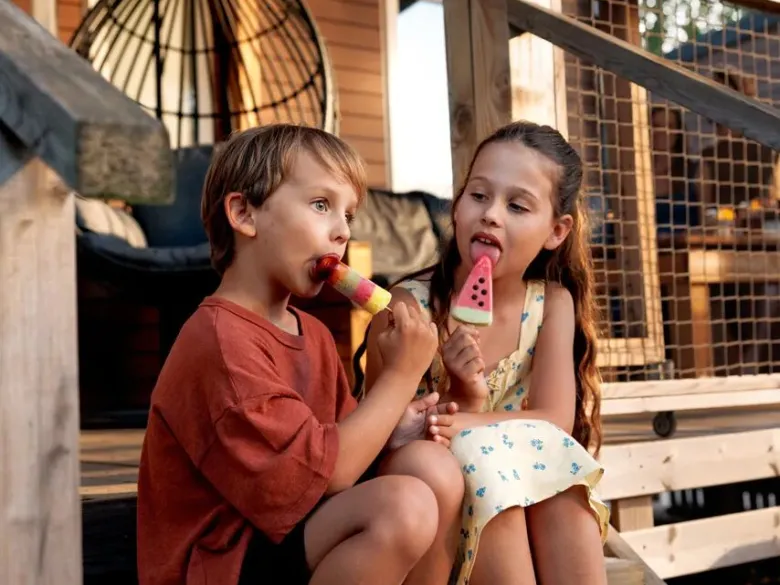 Les enfants s'amusent beaucoup dans le mobil-home du camping Roan Les Lacs du Veron.