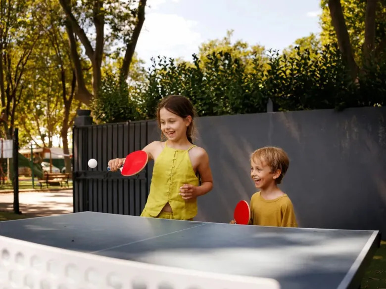 Les enfants s'amusent au camping Roan Lido Verbano.