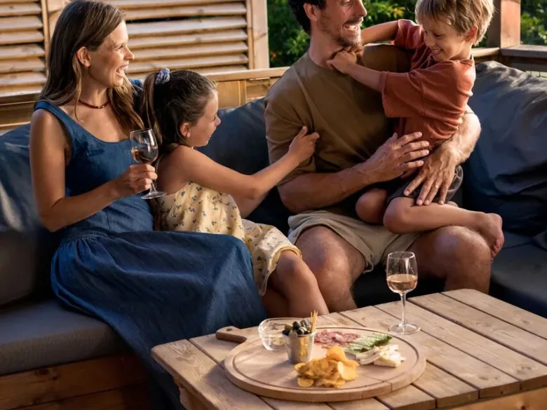 Apéro en famille au camping Roan Orbetello Family Collection.