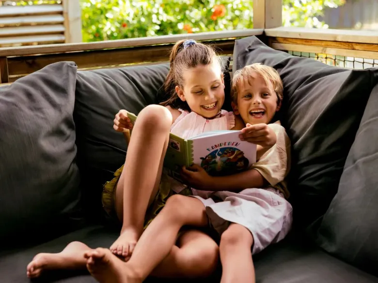 Des enfants jouent au camping Roan Tucan.