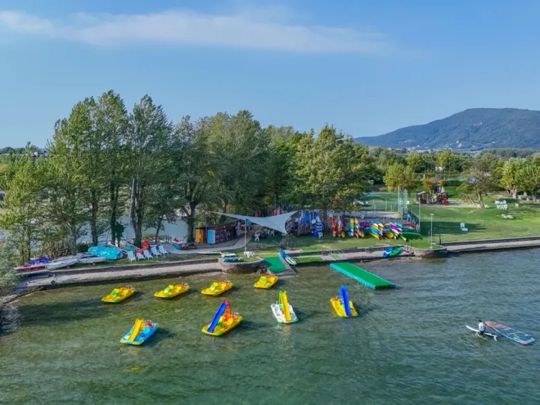 Photo d'ensemble des activités nautiques au Roan Camping Village Bella Iseo.