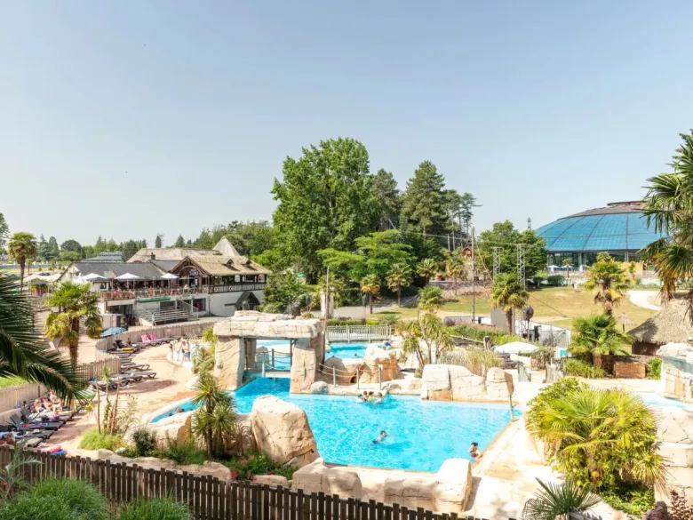 Vue d'ensemble de la piscine du camping Roan « Domaine des Ormes ».