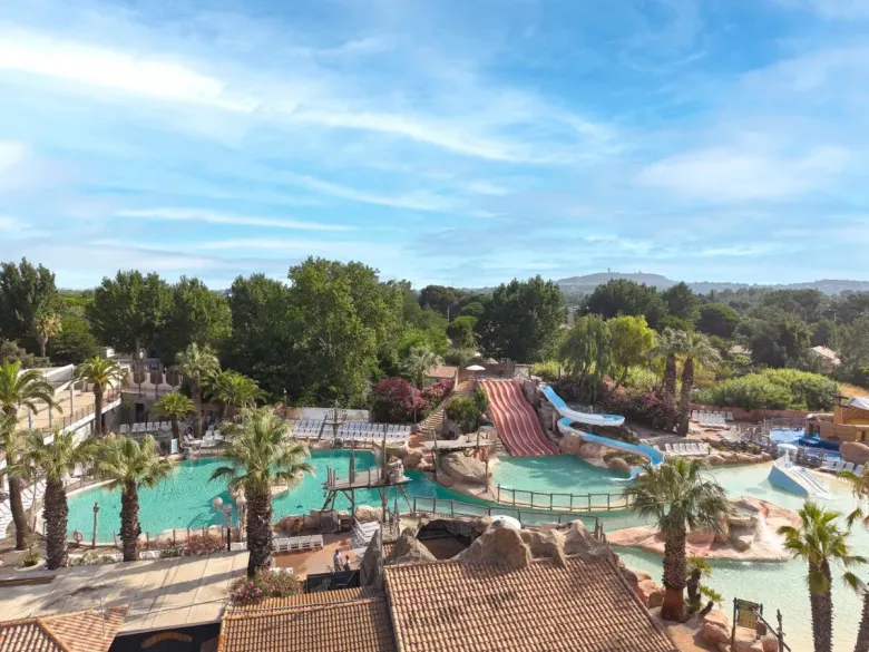 Vue d'ensemble de la piscine du camping Roan aux Sables-d'Or.