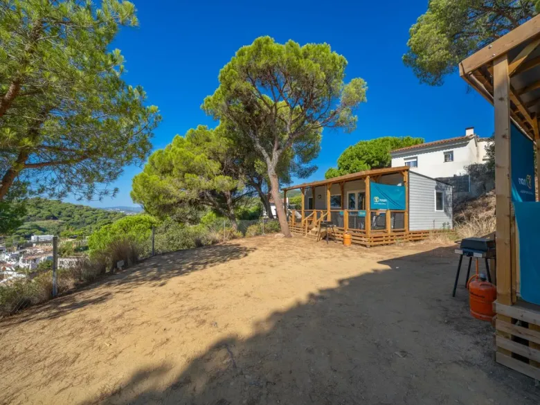 Salon Premium Plus avec vue sur la mer au camping Roan de Cala Canyelles.