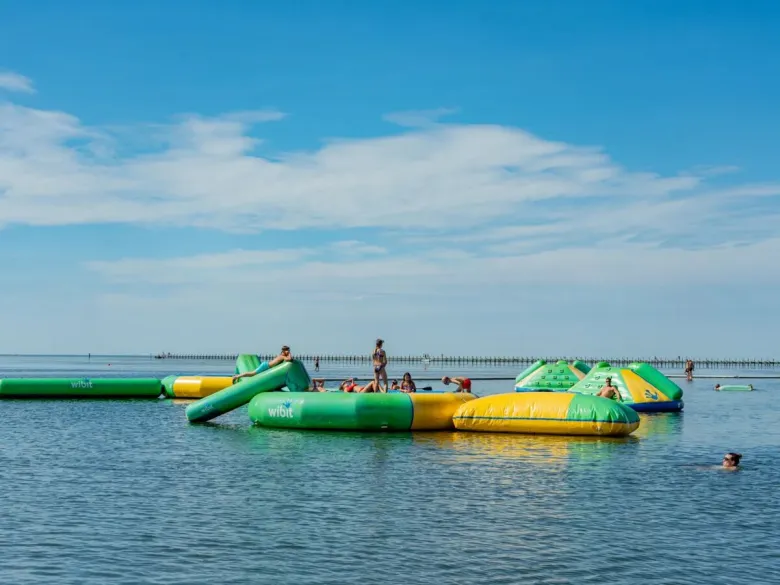 Des coussins gonflables dans la mer au camping Roan Villaggio Turistico Europa.