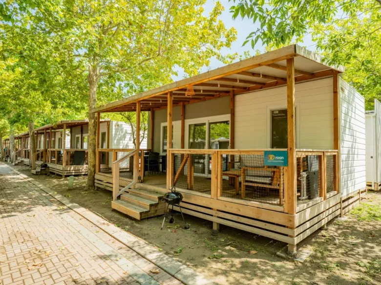 Une petite allée de mobil-homes très conviviale au camping Roan à Tahiti.