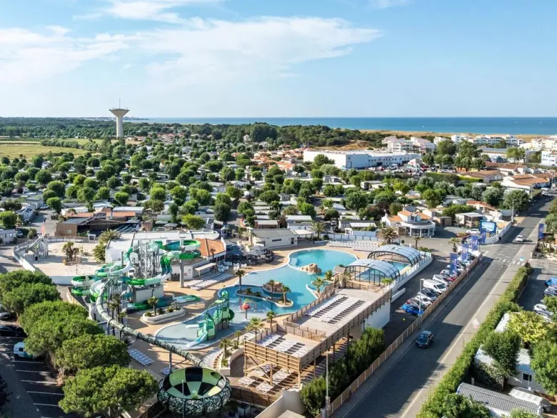 La piscine avec ses superbes toboggans et son espace de jeux aquatiques au camping Le Domaine du Clarys.