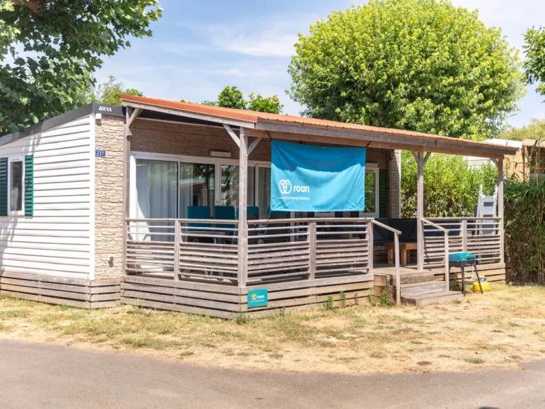 Le salon Premium Plus du camping Roan « Le Domaine du Clarys ».