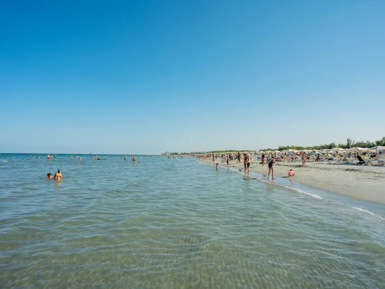 Scène de plage au camping Roan Adriano Family Collection.